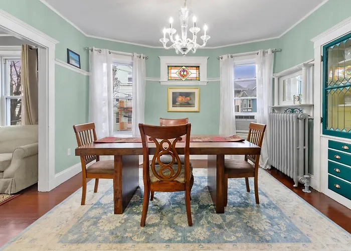 Bright & Spacious 2Br Apartment, Mins From Downtown Boston, Parking
