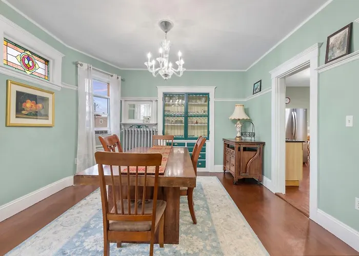 Bright & Spacious Apartment, Mins From Downtown Boston, Parking