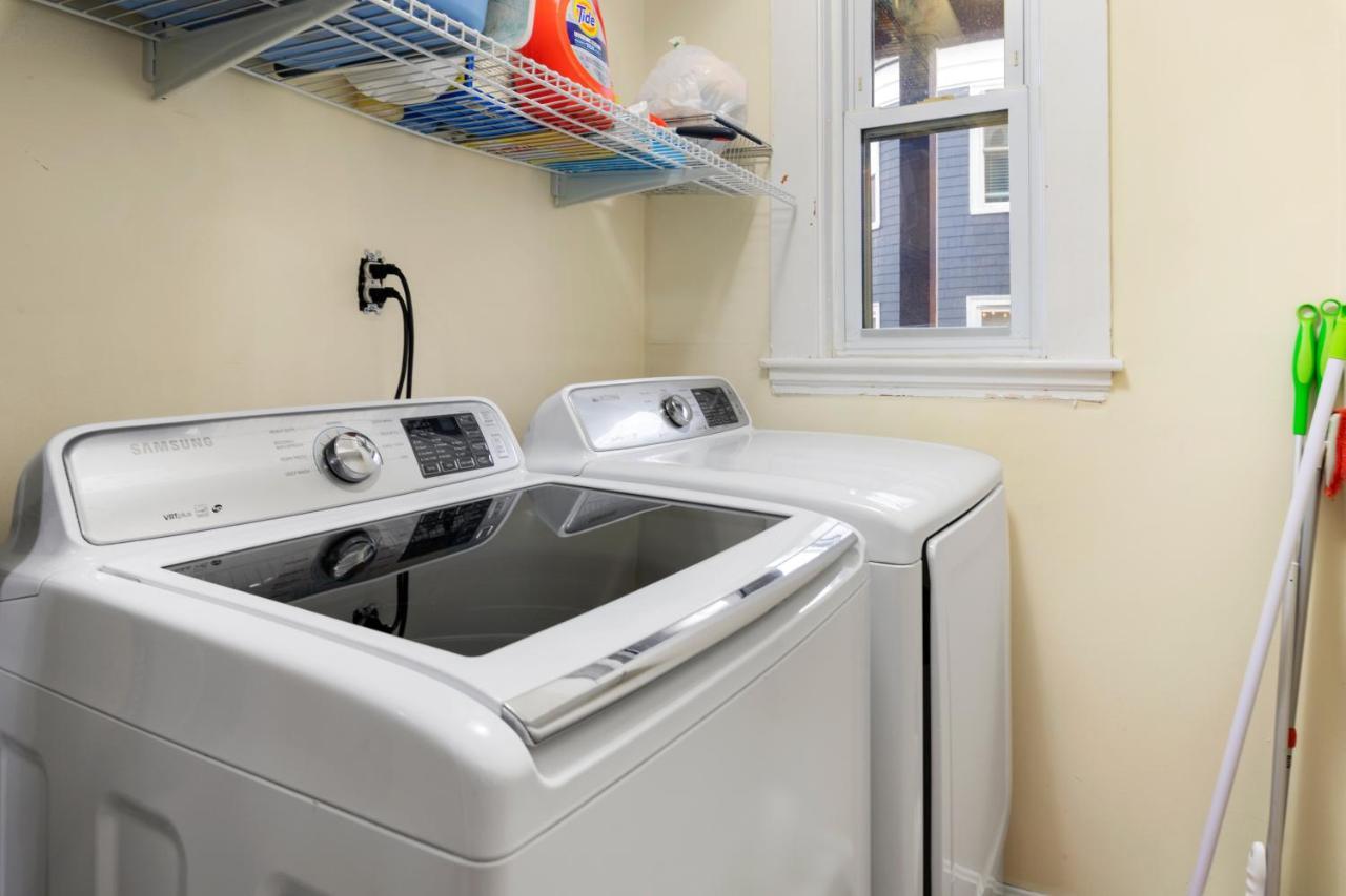Bright & Spacious Apartment, Mins From Downtown Boston, Parking